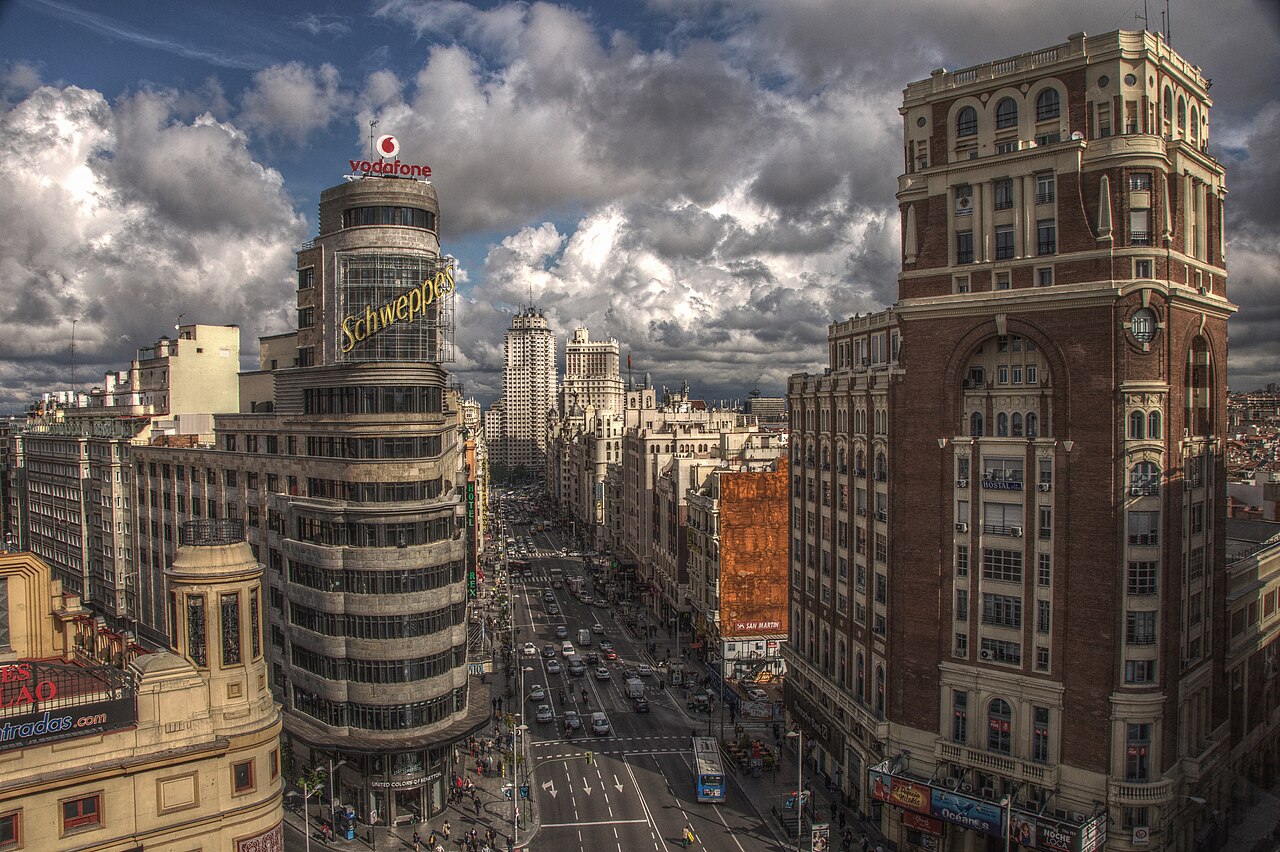 Gran Vía de Madrid, una de las zonas más prácticas para hospedarse y caminar en una primera visita